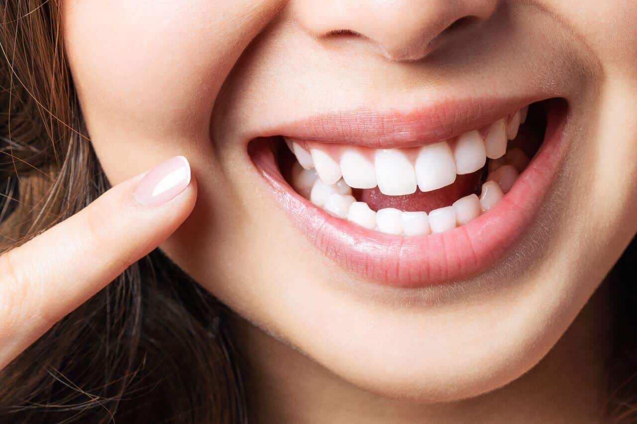 الفرق بين تبييض وتلميع الأسنان مركز عمارة للأسنان دكتورة صفاء الليثي